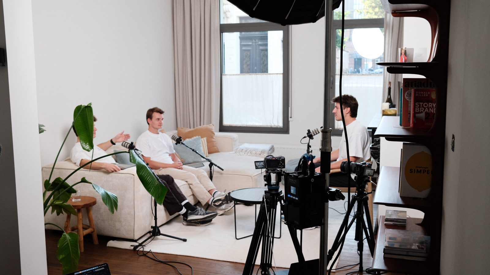 Andreas Geamanu in conversation with the two hosts during the recording in the studio