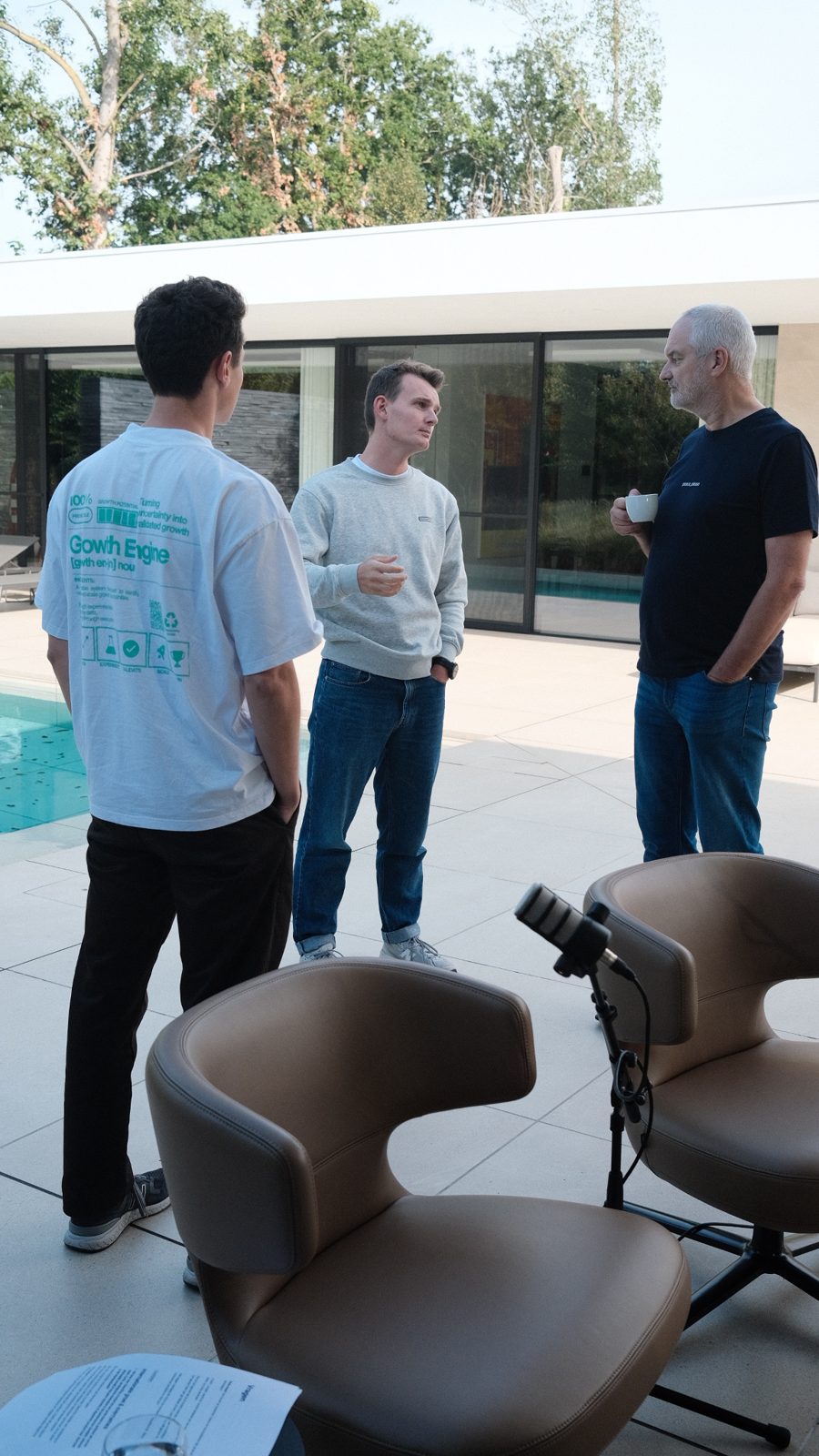The hosts talking with Jürgen Ingels before the recording