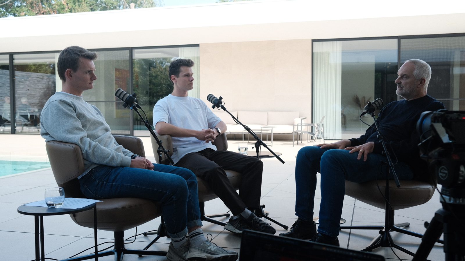 Jürgen Ingels in conversation with the two hosts during the recording, outdoors